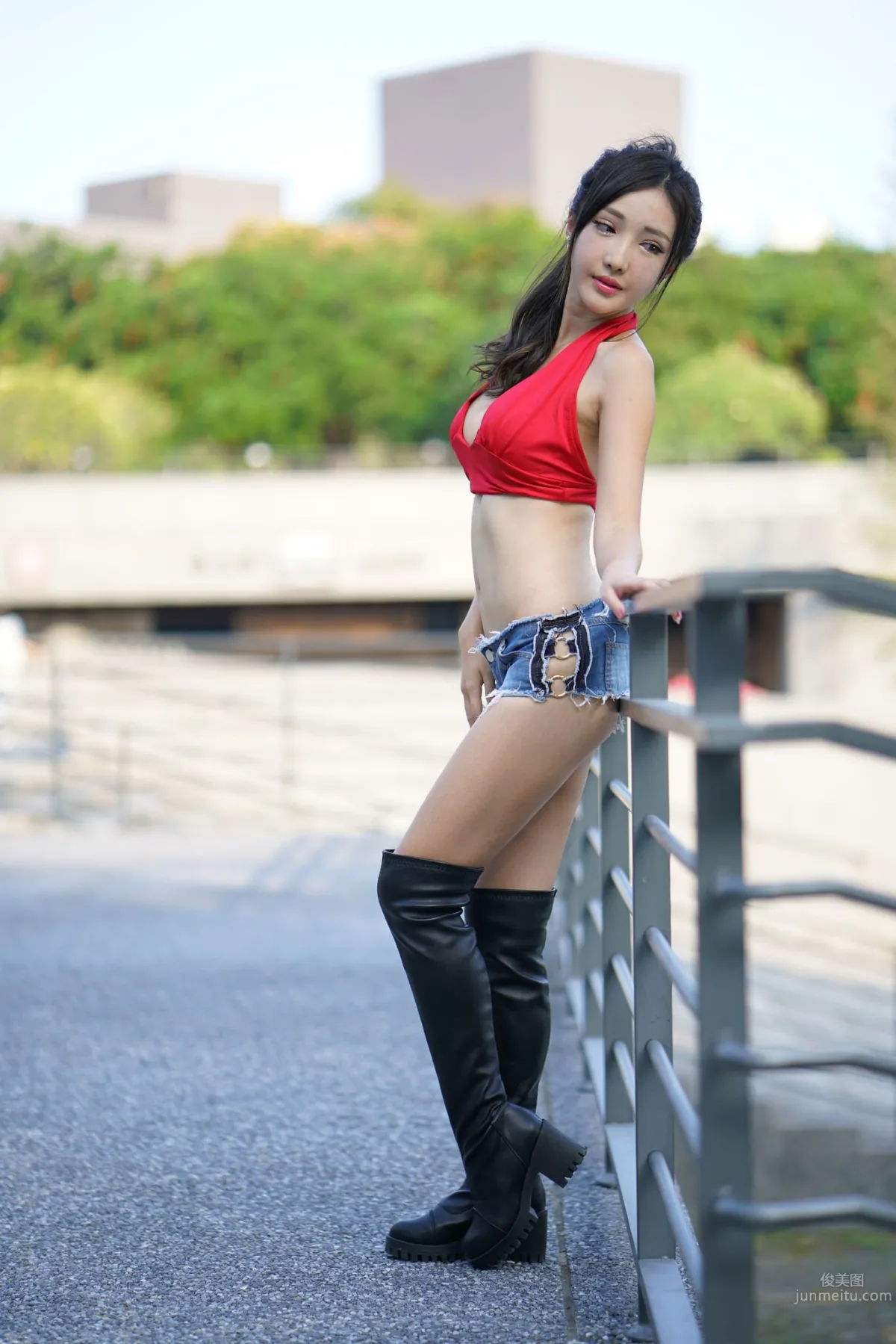 趙芸- 成熟女人寫真之紅色開胸背心 64
