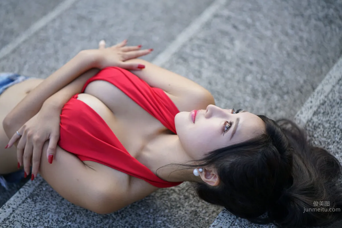 趙芸- 成熟女人寫真之紅色開胸背心 21