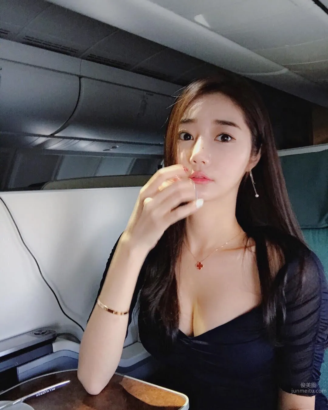 Beautiful Flight Attendant's "Super Killer Angle" Is Too Much to Handle! Great Figure Hidden No More photo 19