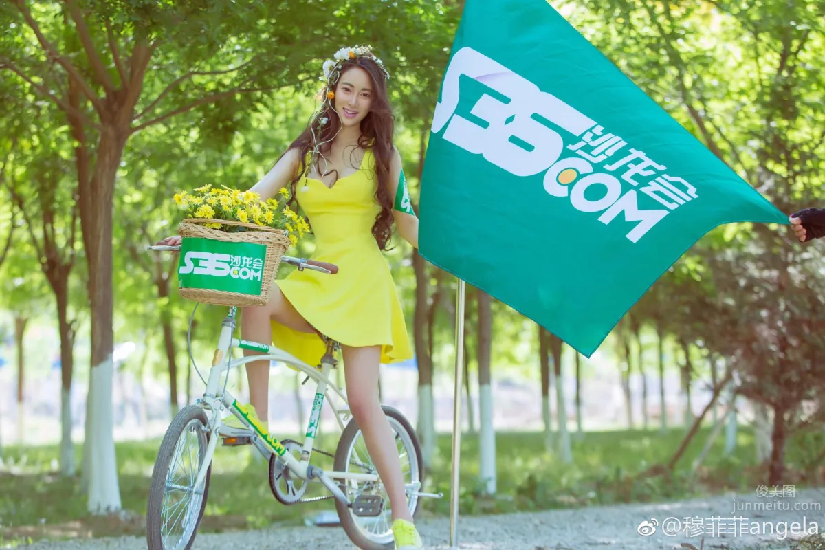 Yellow Shirt Beauty Mu Feifei, Refreshing Outdoor Beautiful Photo photo 7