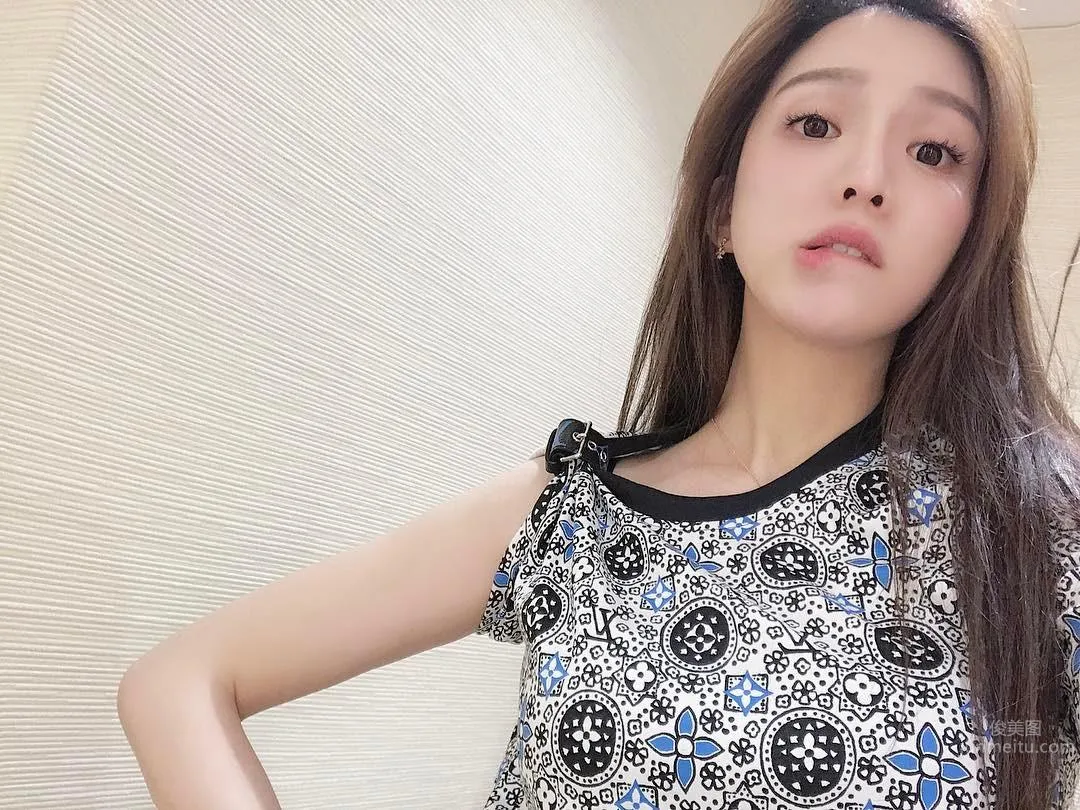 Fashionable Elegant Beauty ZY Danuan Warm Private Shoot Photos photo 8