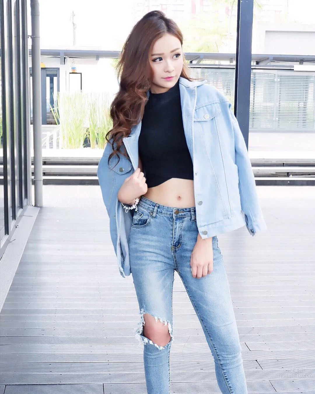 Beautiful Makeup Artist Suki Yap, Proud Cleavage Hot Enough to Flip photo 21