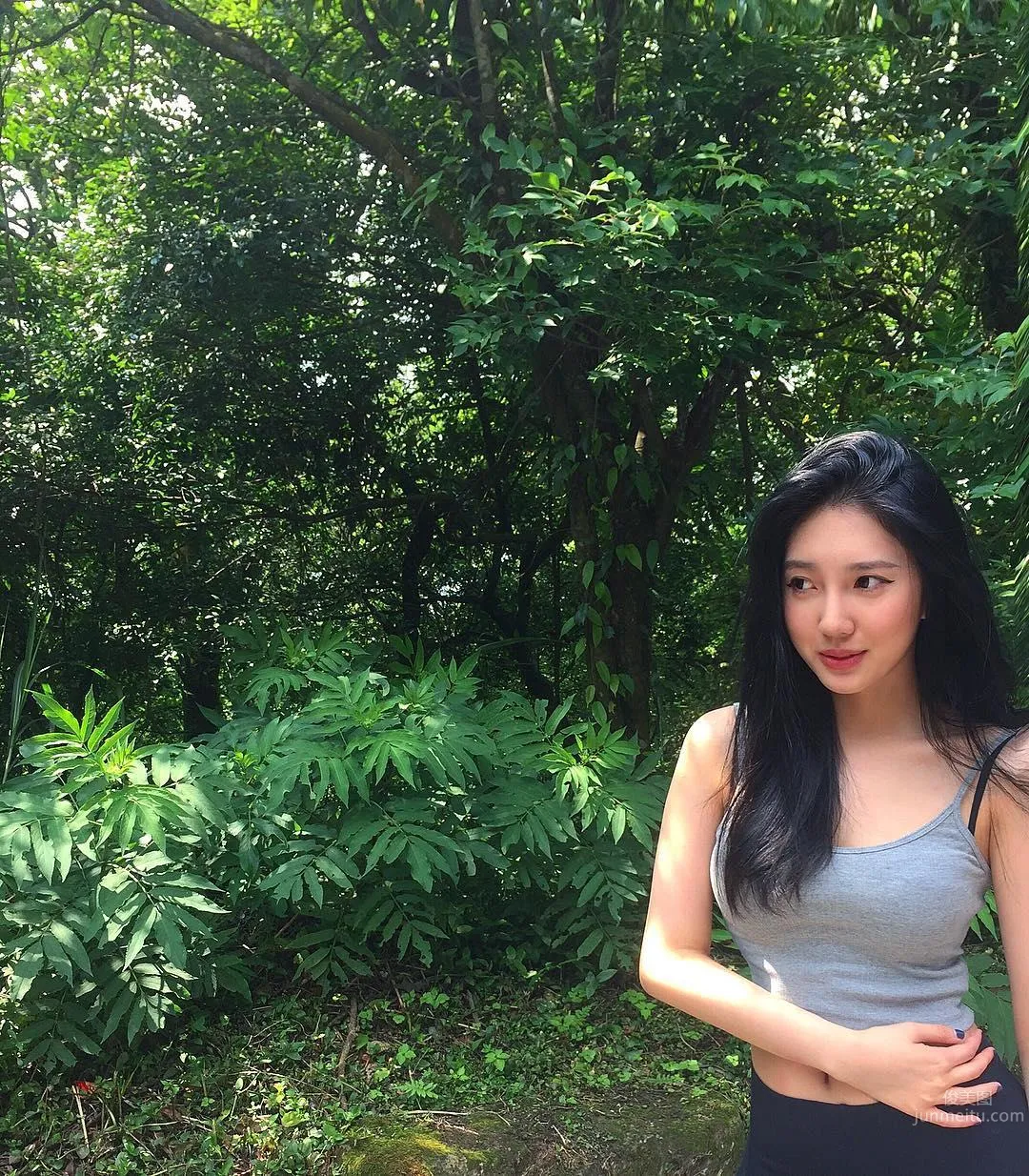 台湾正妹Karen Chao 牛仔裤背心超吸睛_2