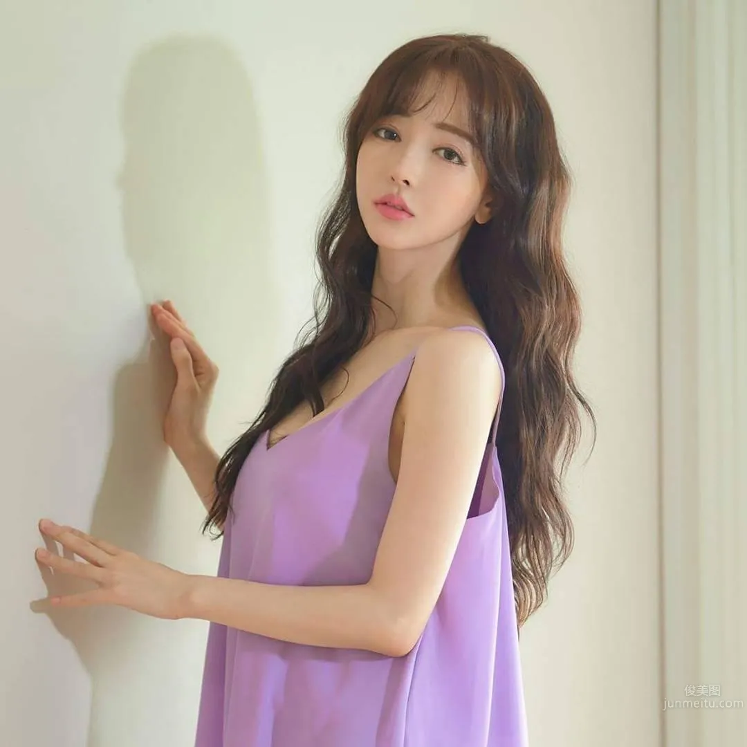 精灵系少女误闯丛林长裙飘扬，不忘对镜头放送爱心舞_25