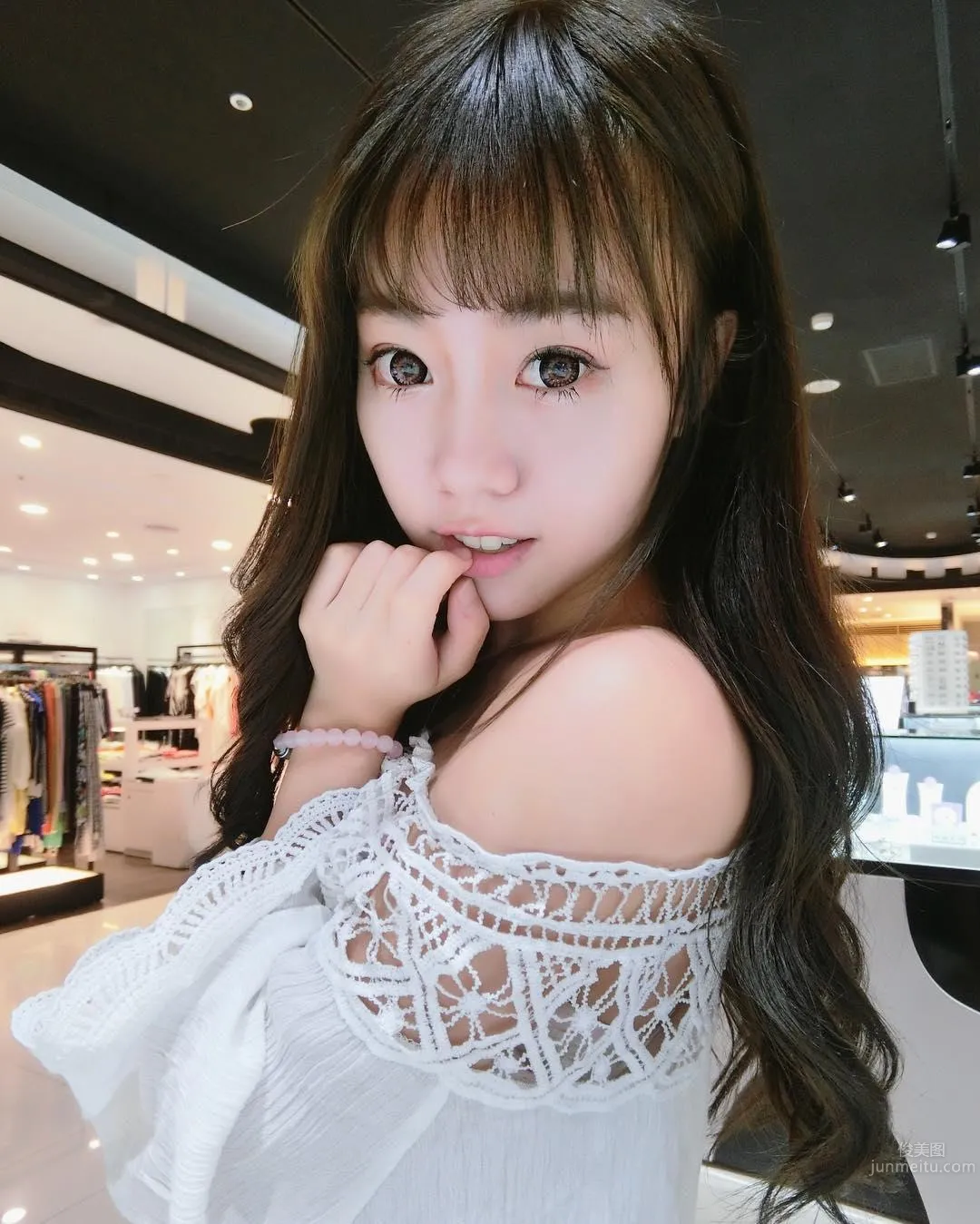 The Little Pony in Finance Is Too Eye-Catching, Fair Skin and Beautiful Looks and Strong Career Ambition photo 13