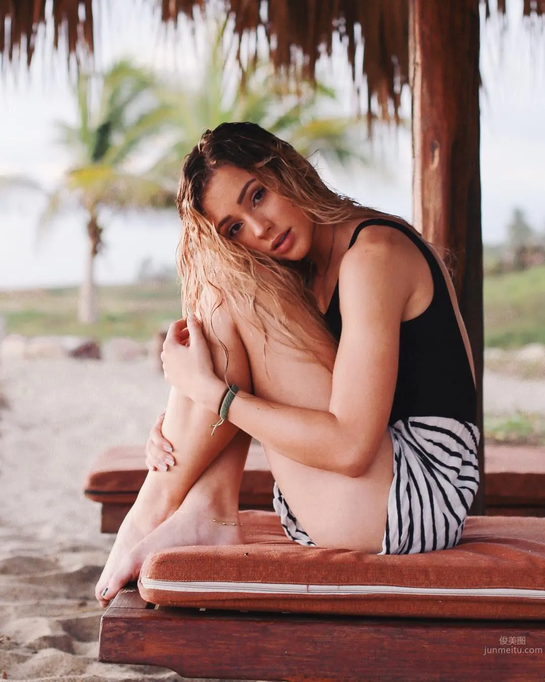 Charly Jordan前後必殺！性感正妹緊實小蠻腰 11