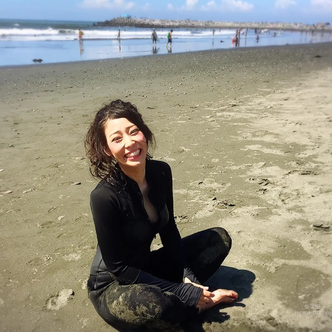Climbs Mountains and Dives Seas! Sporty Beauty Riho Looks Amazing in Tight Bodysuit photo 22