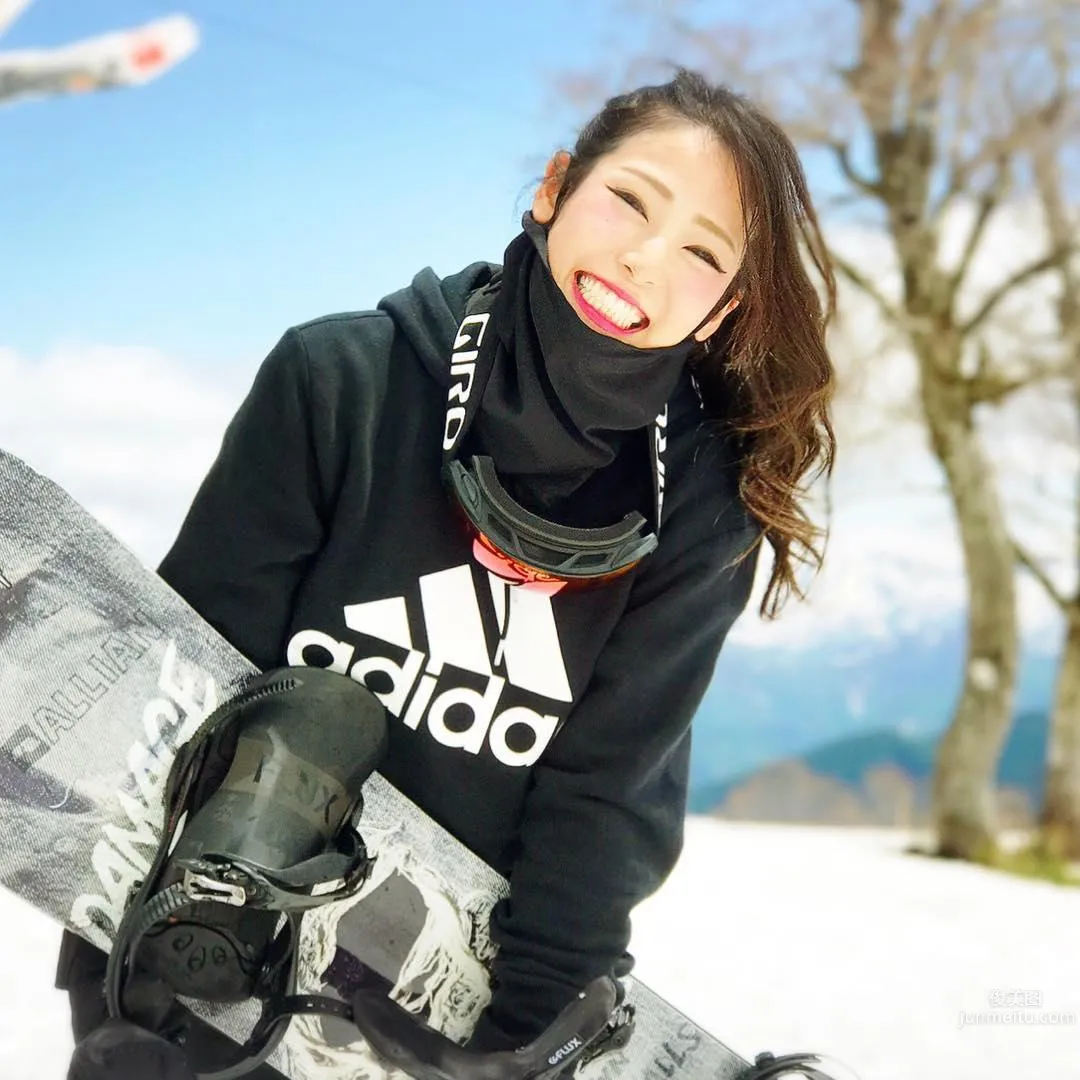 Climbs Mountains and Dives Seas! Sporty Beauty Riho Looks Amazing in Tight Bodysuit photo 31