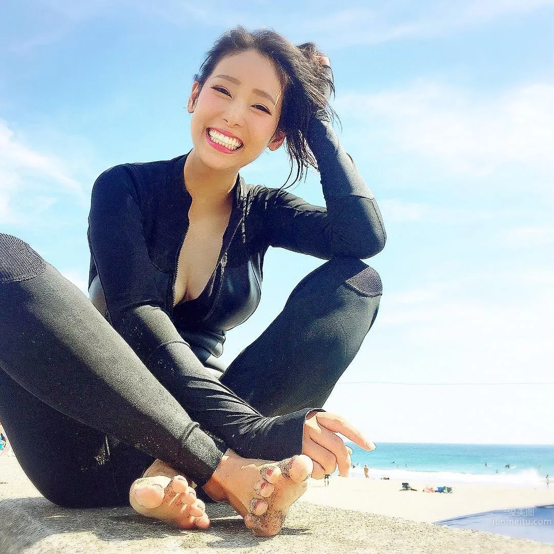 Climbs Mountains and Dives Seas! Sporty Beauty Riho Looks Amazing in Tight Bodysuit photo 20