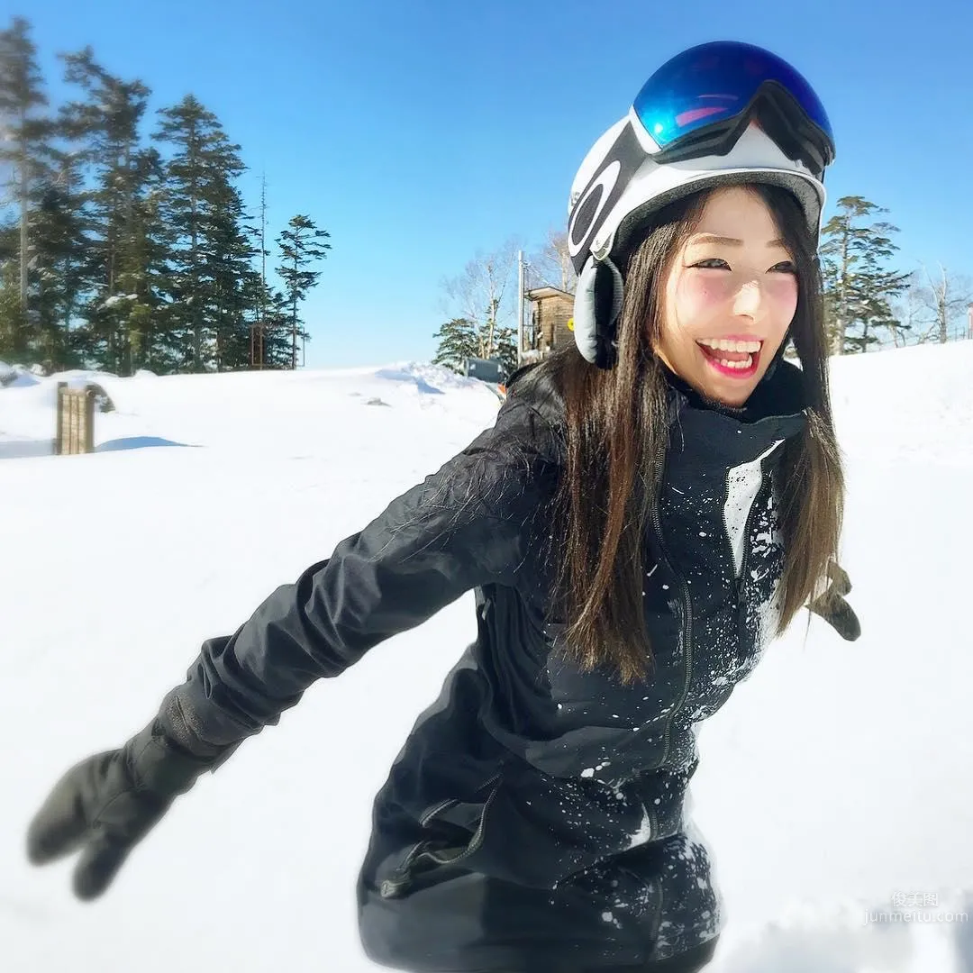 Climbs Mountains and Dives Seas! Sporty Beauty Riho Looks Amazing in Tight Bodysuit photo 5