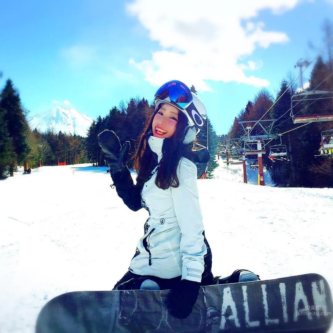 Climbs Mountains and Dives Seas! Sporty Beauty Riho Looks Amazing in Tight Bodysuit photo 3