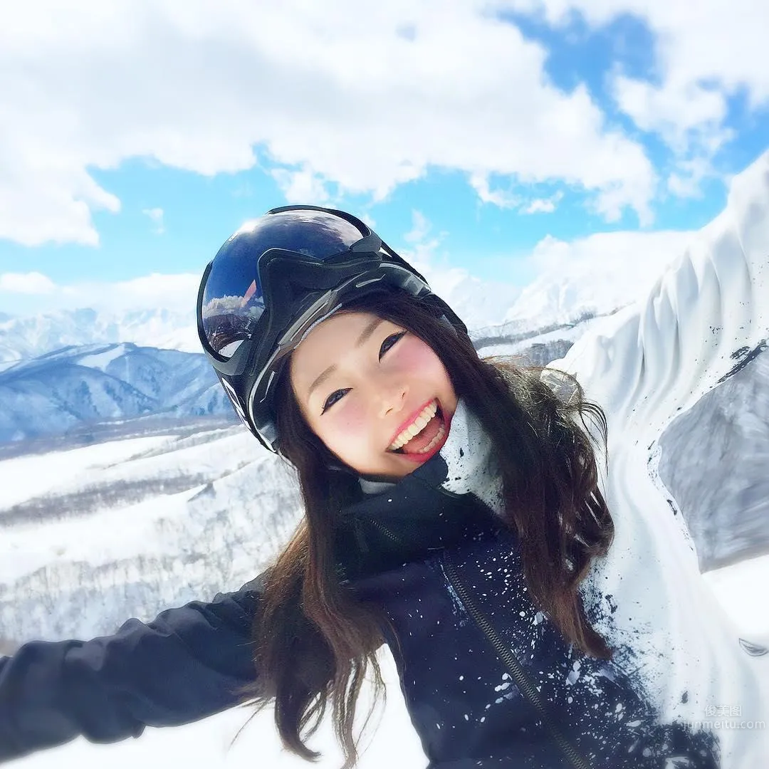 Climbs Mountains and Dives Seas! Sporty Beauty Riho Looks Amazing in Tight Bodysuit photo 6