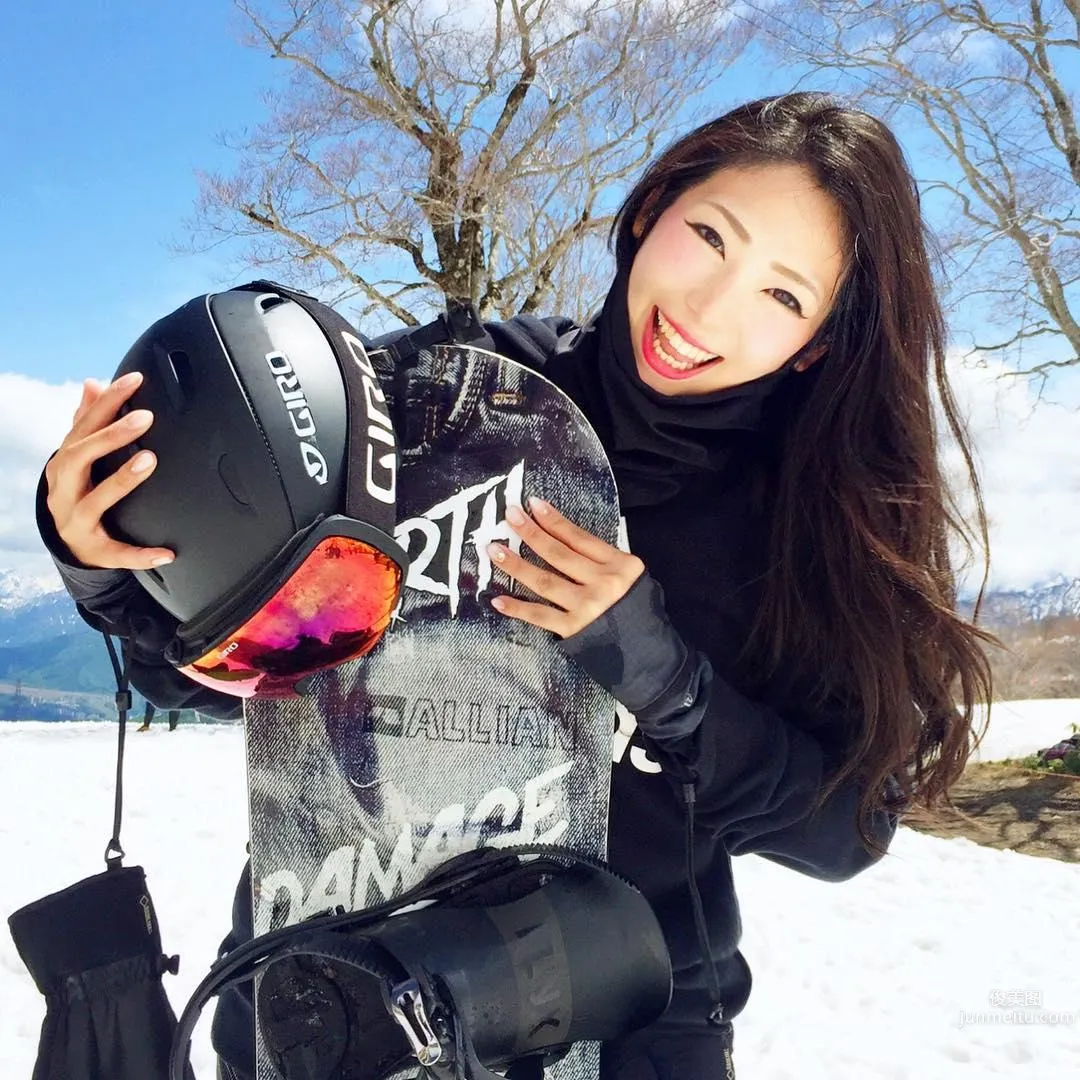 Climbs Mountains and Dives Seas! Sporty Beauty Riho Looks Amazing in Tight Bodysuit photo 12