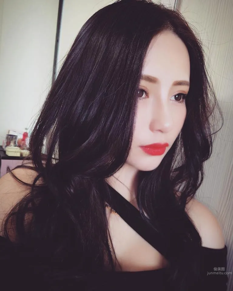Perfect Angle Lying in Bed! Hot Boss Lady Pan Anan Cleavage Selfie photo 2