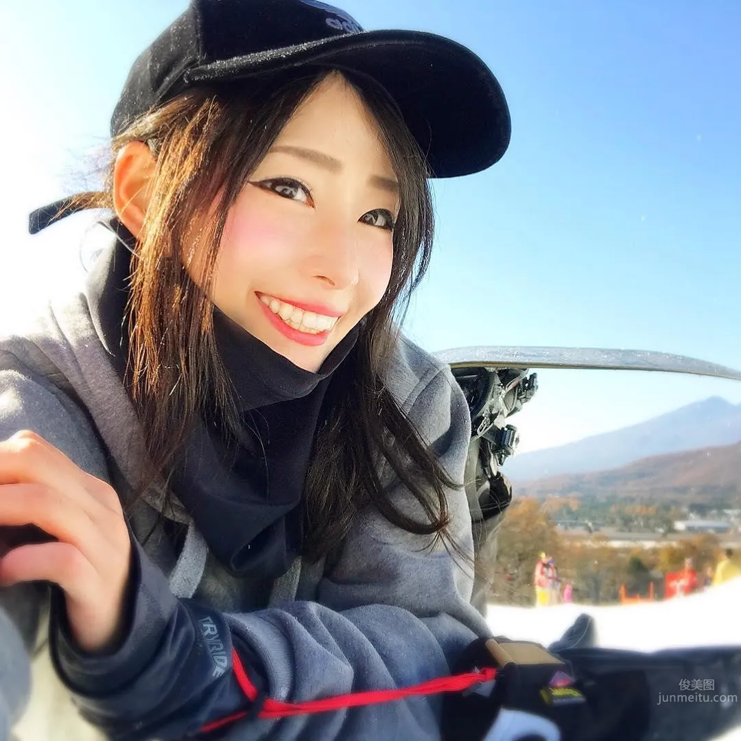 Climbs Mountains and Dives Seas! Sporty Beauty Riho Looks Amazing in Tight Bodysuit photo 33