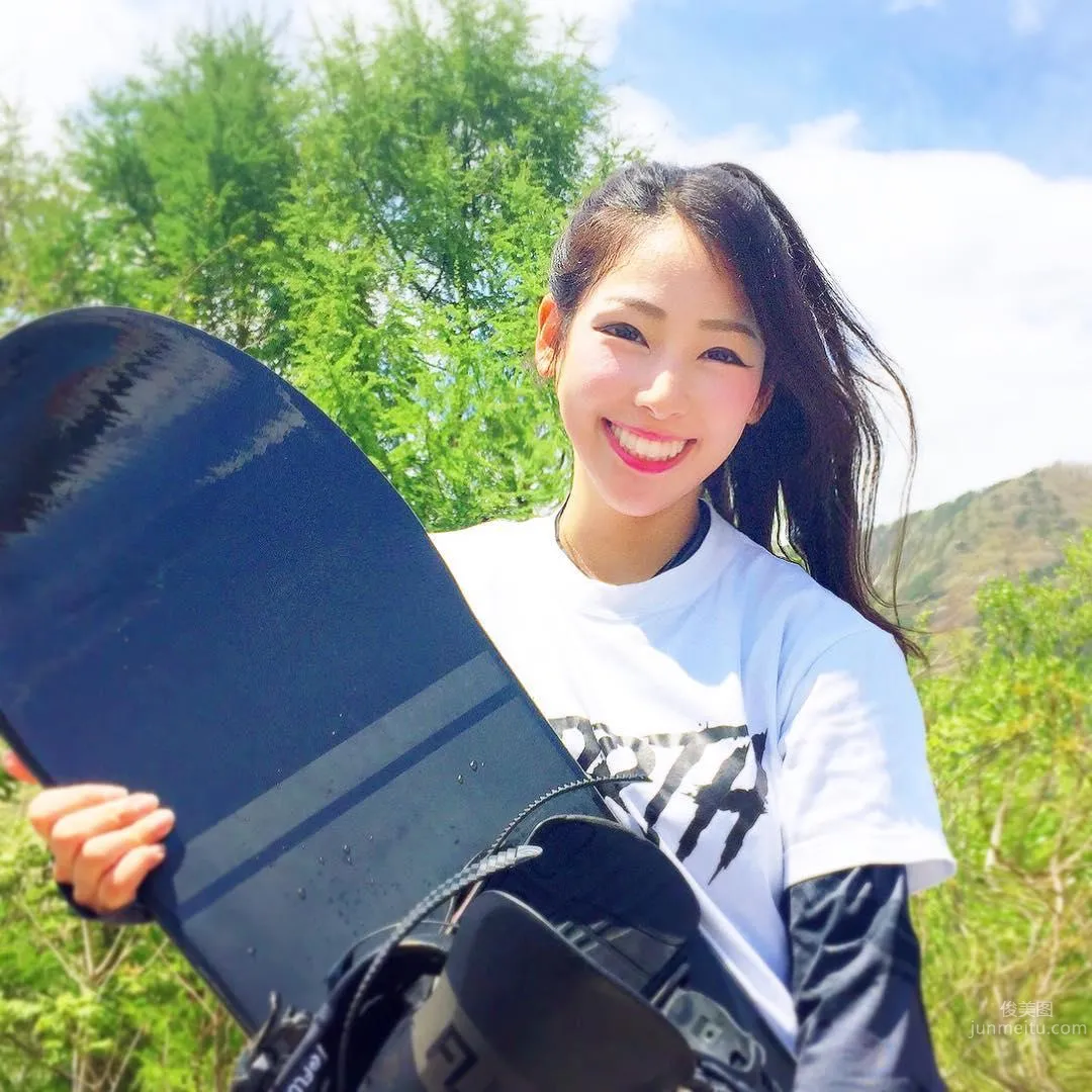 Climbs Mountains and Dives Seas! Sporty Beauty Riho Looks Amazing in Tight Bodysuit photo 9