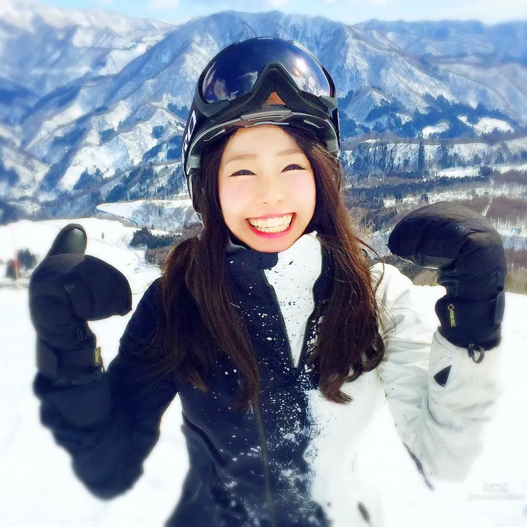 Climbs Mountains and Dives Seas! Sporty Beauty Riho Looks Amazing in Tight Bodysuit photo 7