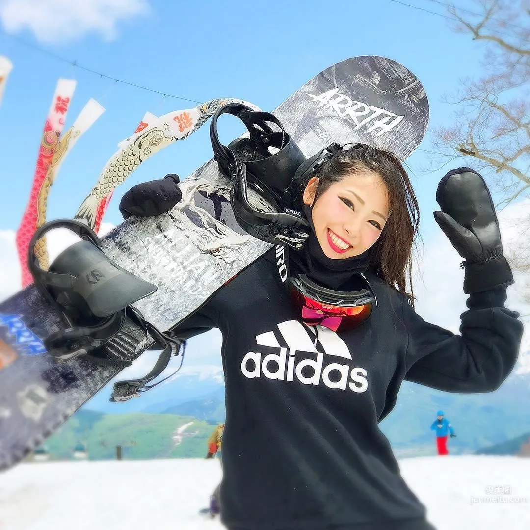 Climbs Mountains and Dives Seas! Sporty Beauty Riho Looks Amazing in Tight Bodysuit photo 13