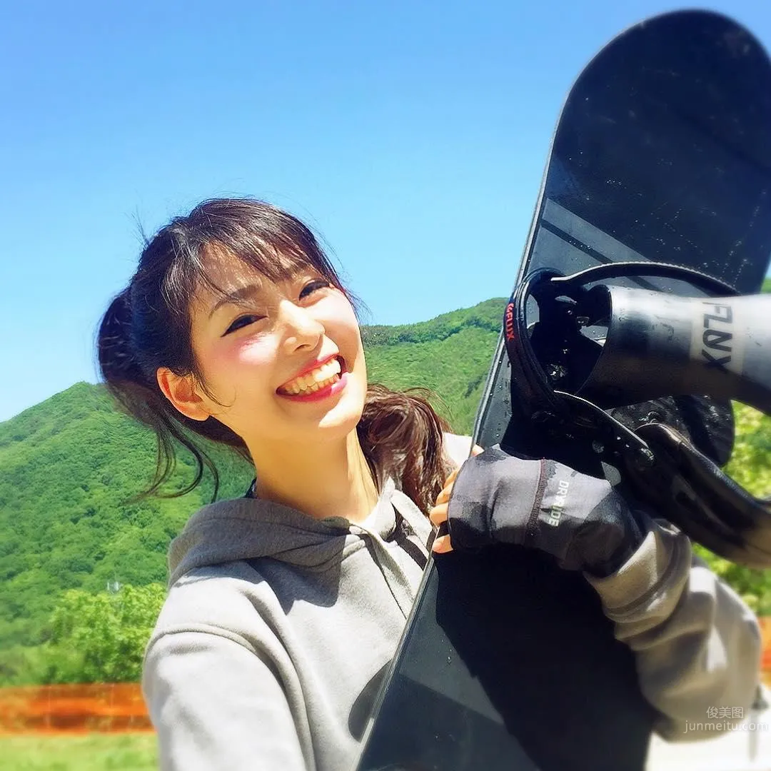 Climbs Mountains and Dives Seas! Sporty Beauty Riho Looks Amazing in Tight Bodysuit photo 14