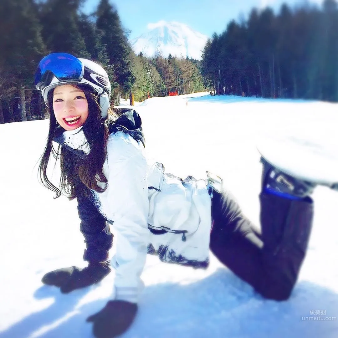 Climbs Mountains and Dives Seas! Sporty Beauty Riho Looks Amazing in Tight Bodysuit photo 4