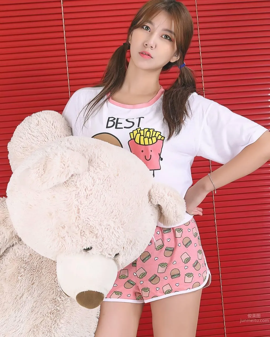 高領之花潘智熙 深V大露腿玩年 34