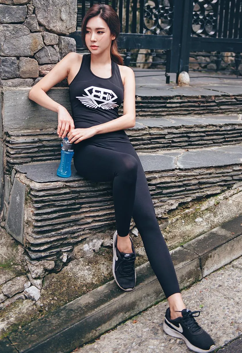 Korean Model Park Da Hyun Lologirl Sportswear Series One photo 12