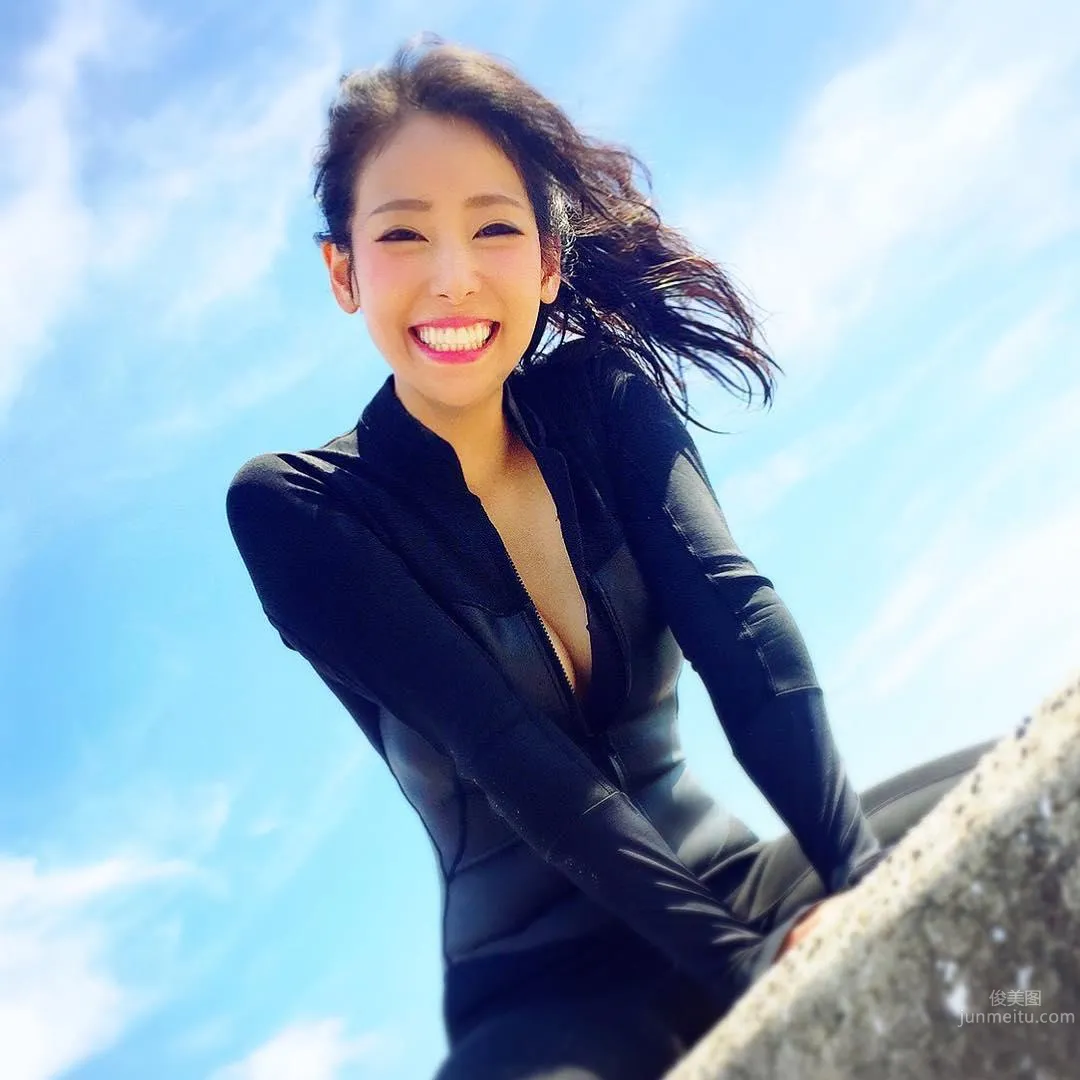 Climbs Mountains and Dives Seas! Sporty Beauty Riho Looks Amazing in Tight Bodysuit photo 26