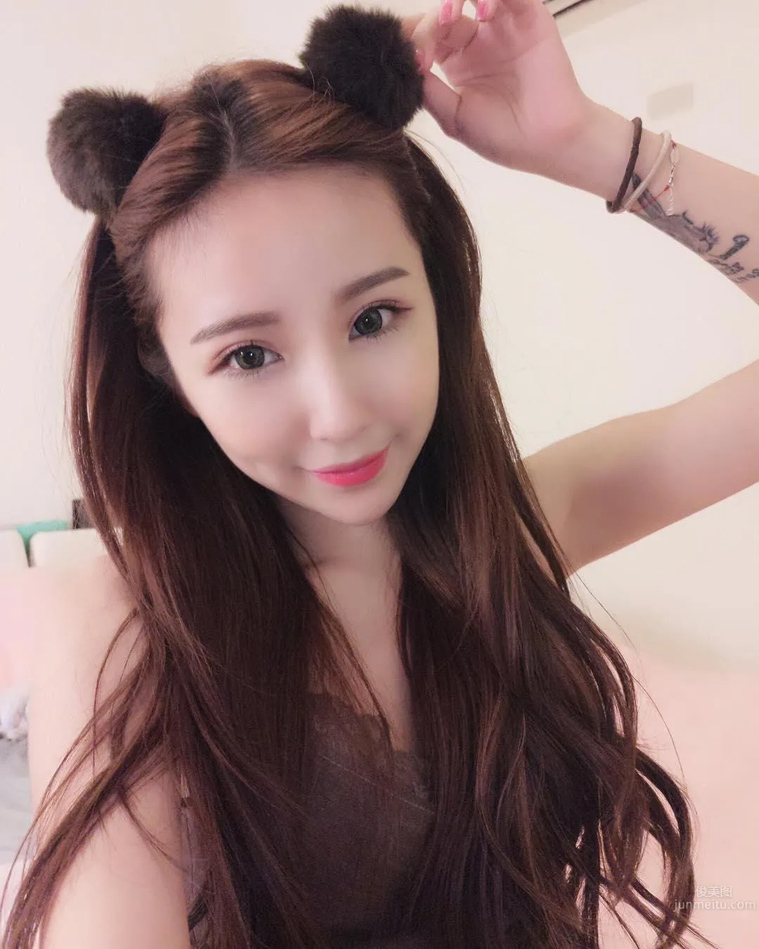 Super Fair and Tender! Pretty Girl Li Yan in a Low-Cut Top, Her Perfect Figure Makes for Such a Pleasing Selfie! photo 3