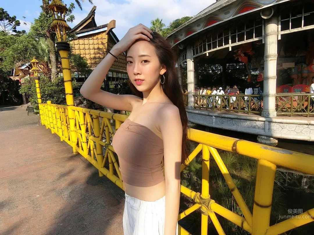 超甜美氣質正妹牙牙！治愈系外表下美背也讓人驚豔 15