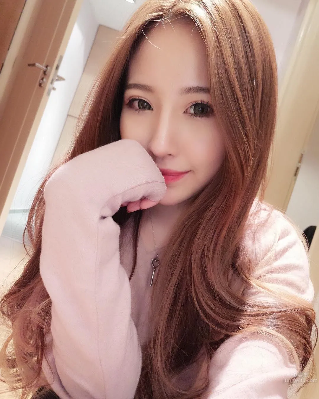 Super Fair and Tender! Pretty Girl Li Yan in a Low-Cut Top, Her Perfect Figure Makes for Such a Pleasing Selfie! photo 26
