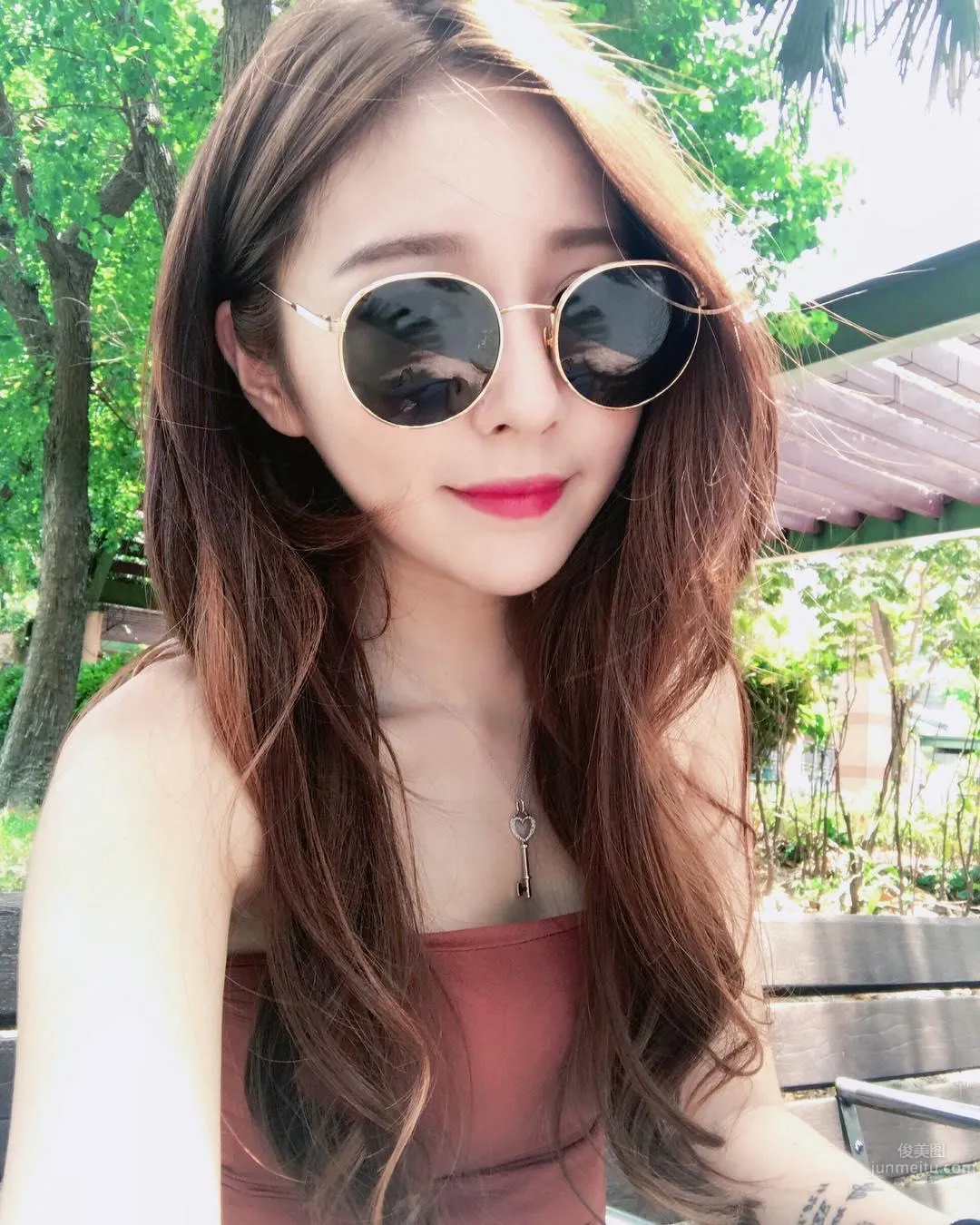 Super Fair and Tender! Pretty Girl Li Yan in a Low-Cut Top, Her Perfect Figure Makes for Such a Pleasing Selfie! photo 8