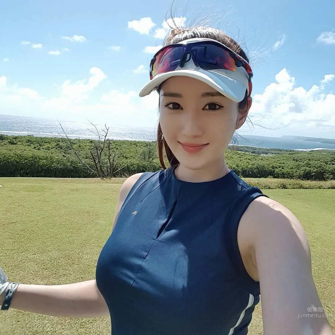 Yeseul Kim - Hot Bikini Beauty Looking Down at the Sea photo 17