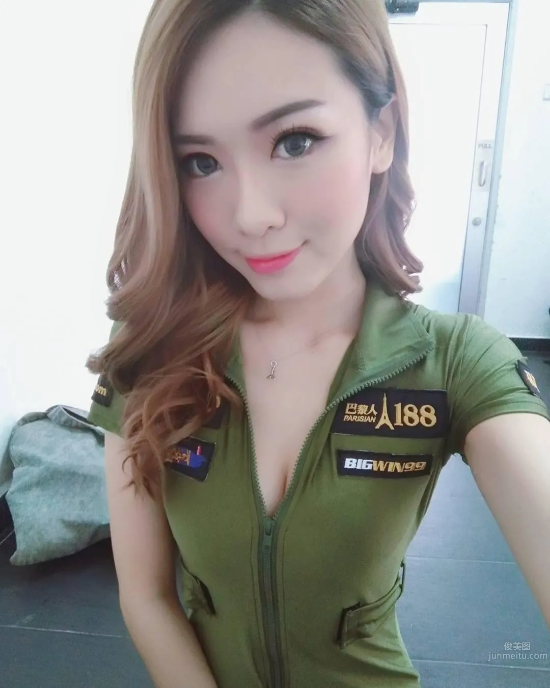 Malaysian Car Model's Domineering Selfie: Don't Mess with Me, I've Trained photo 30