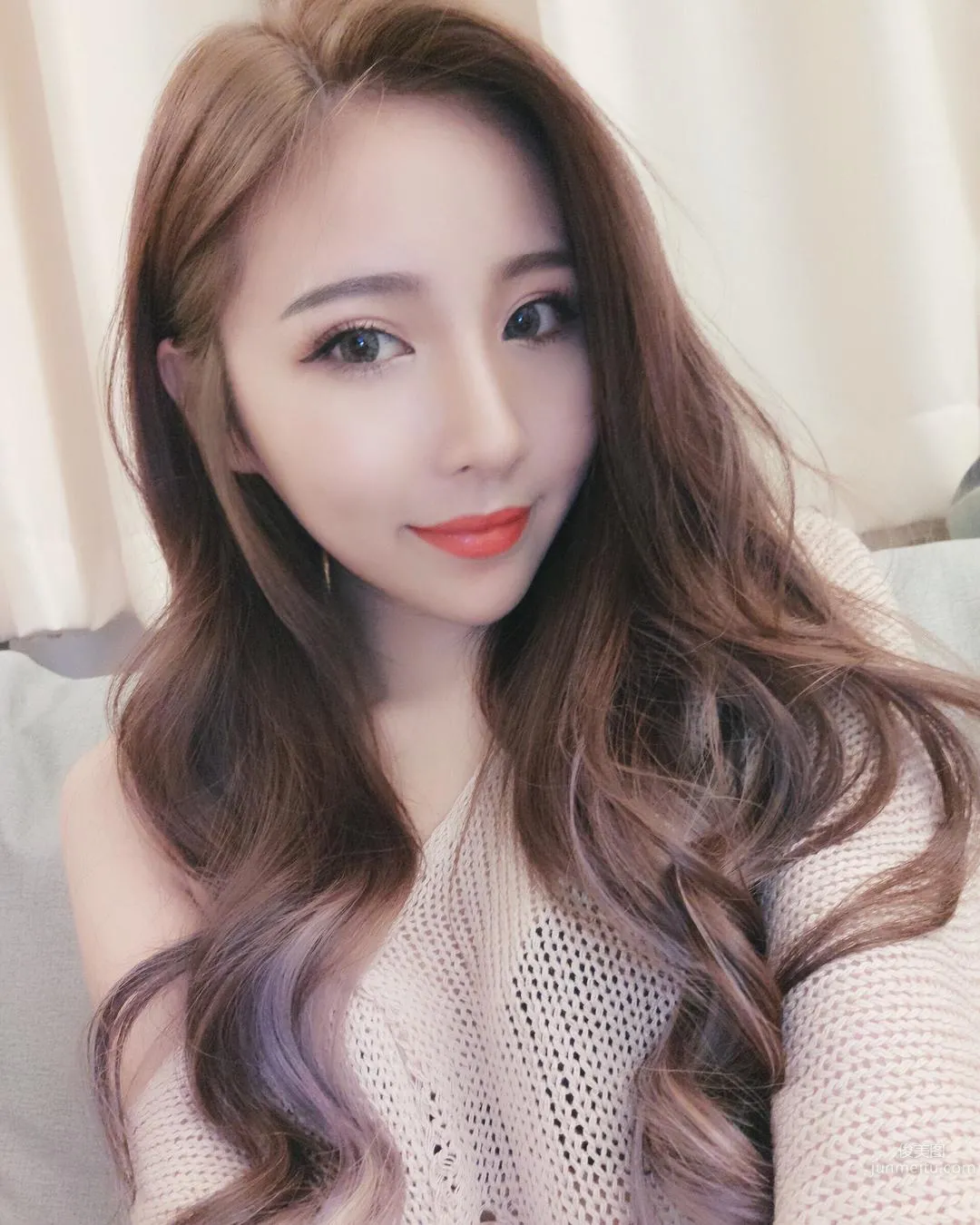Super Fair and Tender! Pretty Girl Li Yan in a Low-Cut Top, Her Perfect Figure Makes for Such a Pleasing Selfie! photo 18
