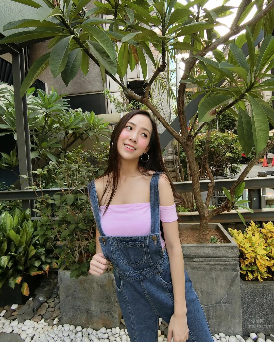 超甜美氣質正妹牙牙！治愈系外表下美背也讓人驚豔 31