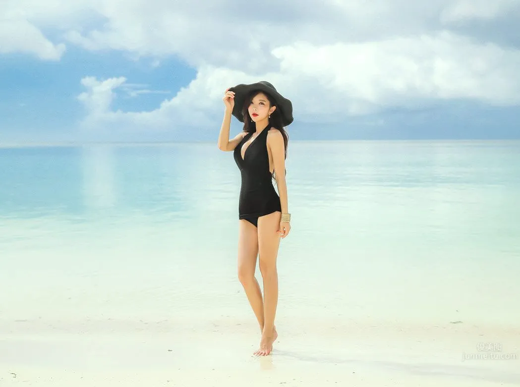 Park Soo Yeon - 2017 Swimwear Series Collection One photo 14
