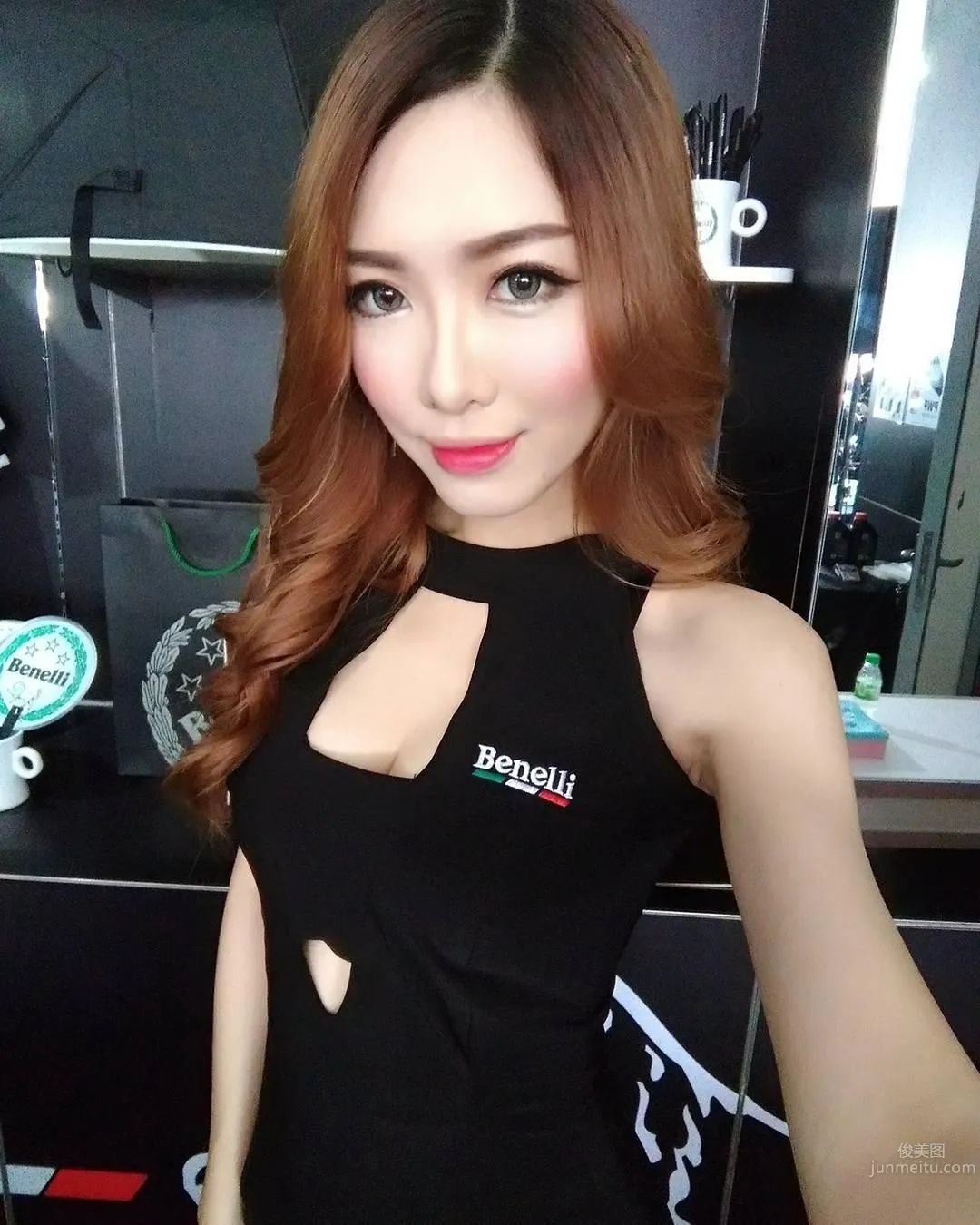 Malaysian Car Model's Domineering Selfie: Don't Mess with Me, I've Trained photo 44