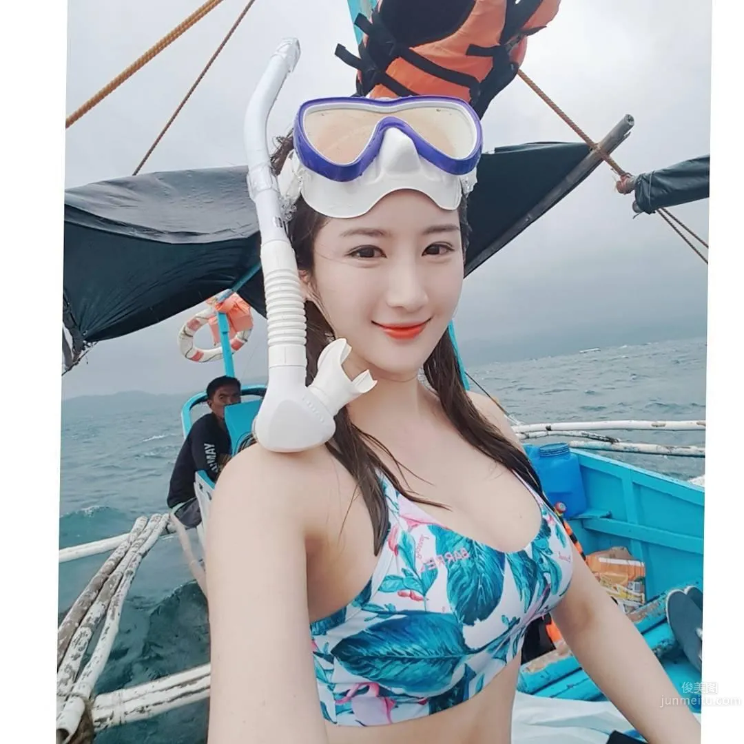 Yeseul Kim - Hot Bikini Beauty Looking Down at the Sea photo 7