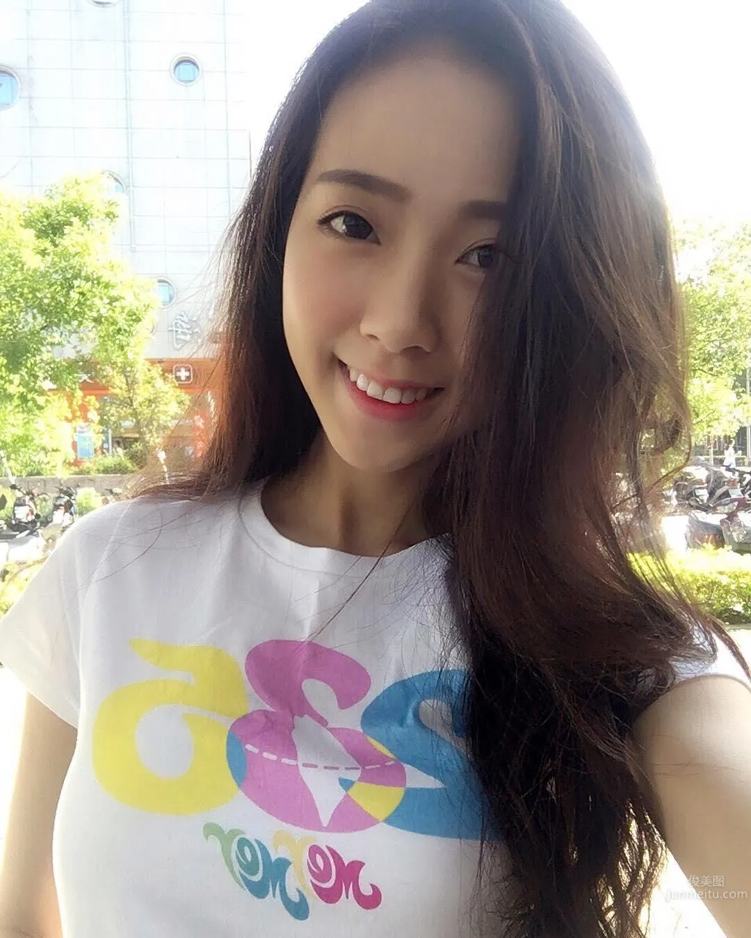 超甜美氣質正妹牙牙！治愈系外表下美背也讓人驚豔 4