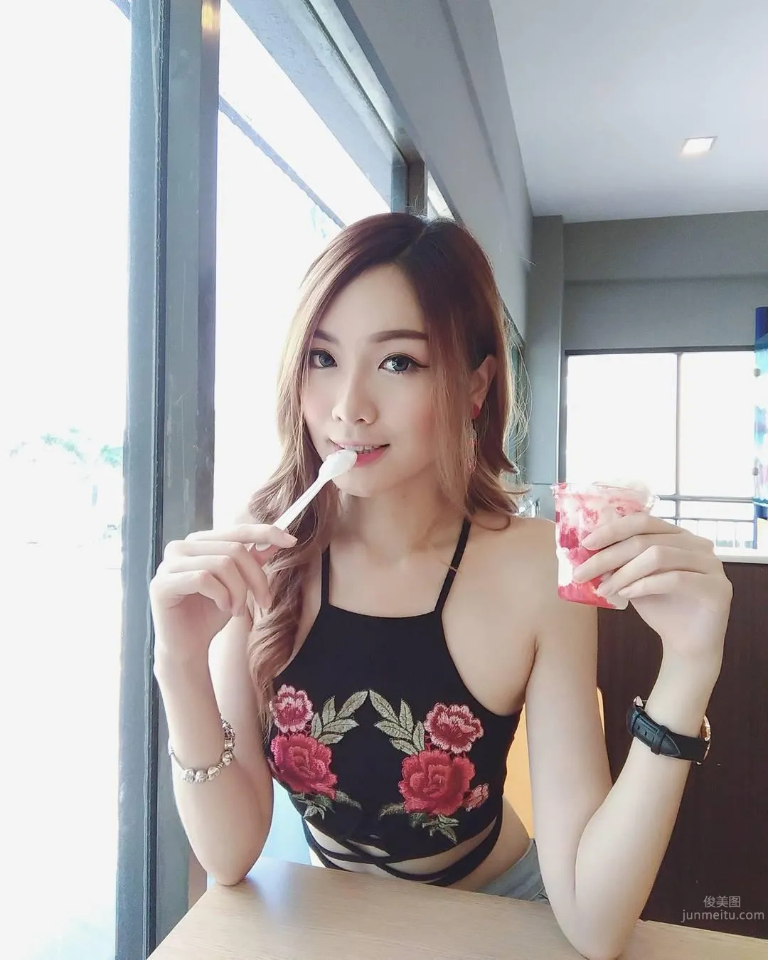 Malaysian Car Model's Domineering Selfie: Don't Mess with Me, I've Trained photo 41