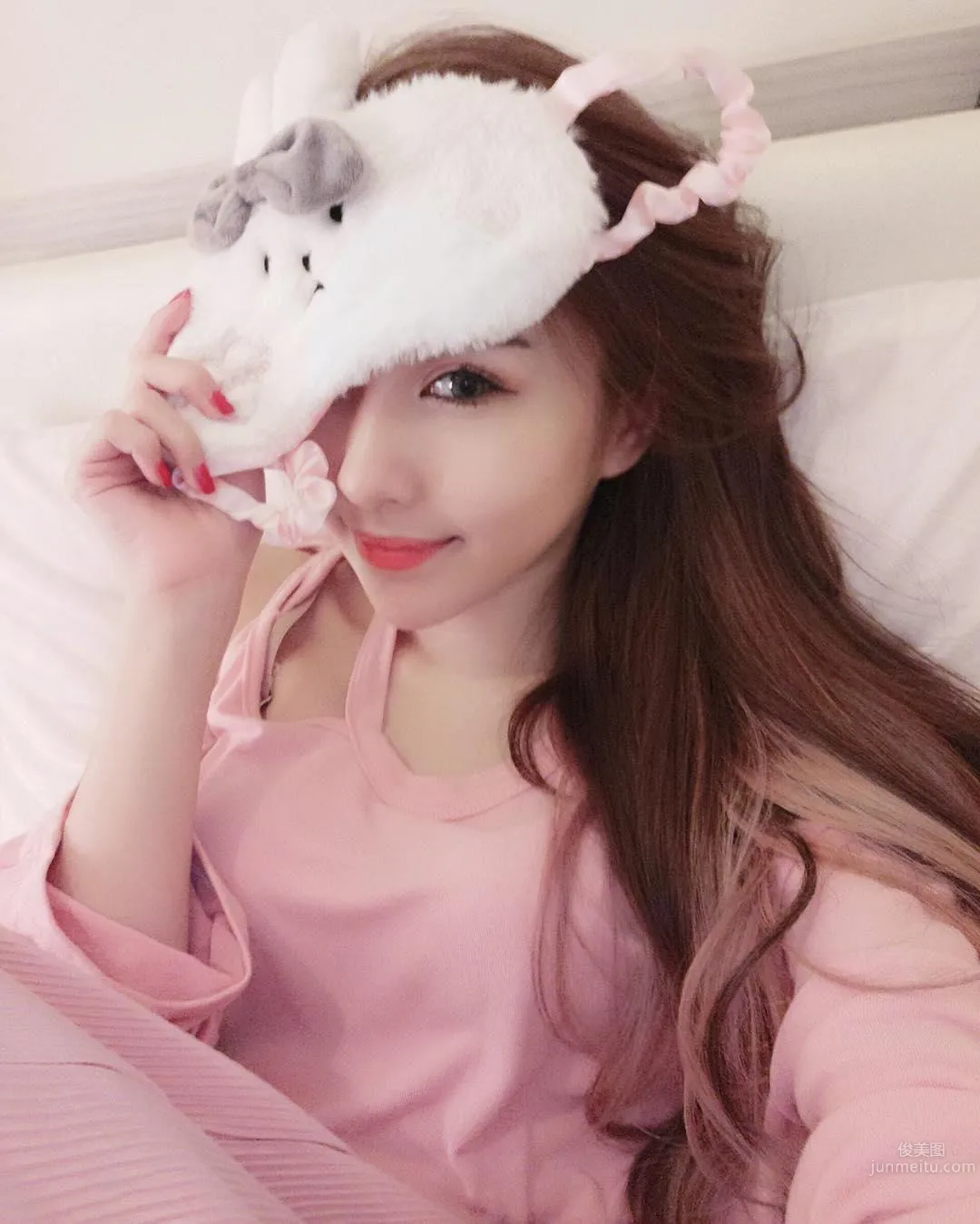 Super Fair and Tender! Pretty Girl Li Yan in a Low-Cut Top, Her Perfect Figure Makes for Such a Pleasing Selfie! photo 24