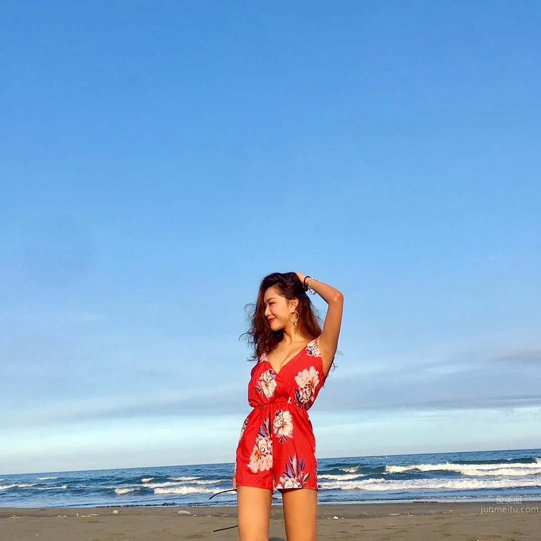 China Airlines Flight Attendant Beauty Kiona Swimsuit Unleashes Fierce Figure photo 20