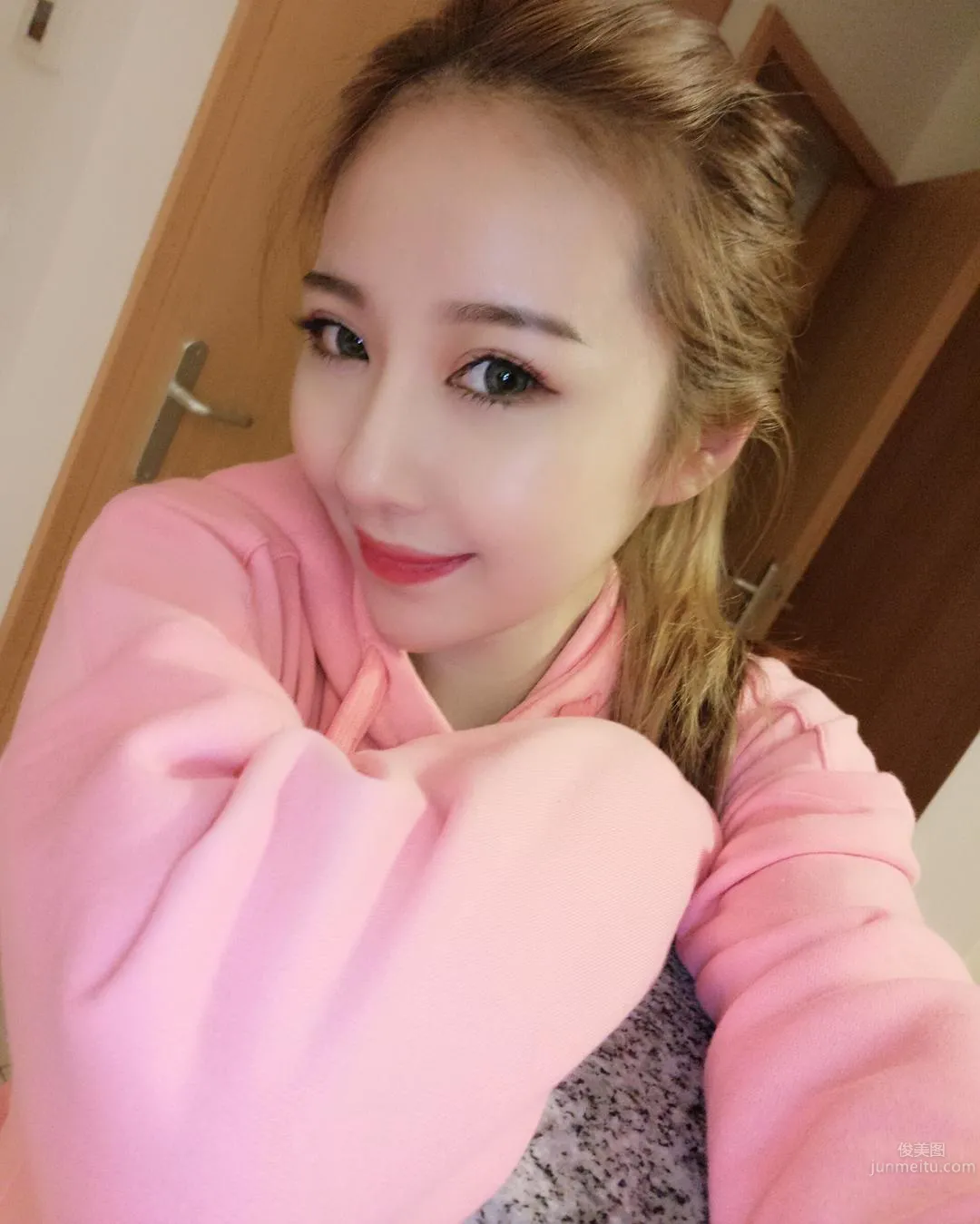 Super Fair and Tender! Pretty Girl Li Yan in a Low-Cut Top, Her Perfect Figure Makes for Such a Pleasing Selfie! photo 27