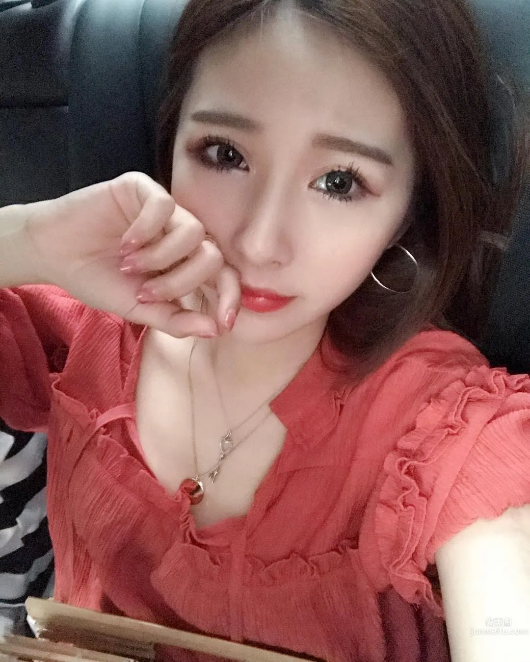 Super Fair and Tender! Pretty Girl Li Yan in a Low-Cut Top, Her Perfect Figure Makes for Such a Pleasing Selfie! photo 4