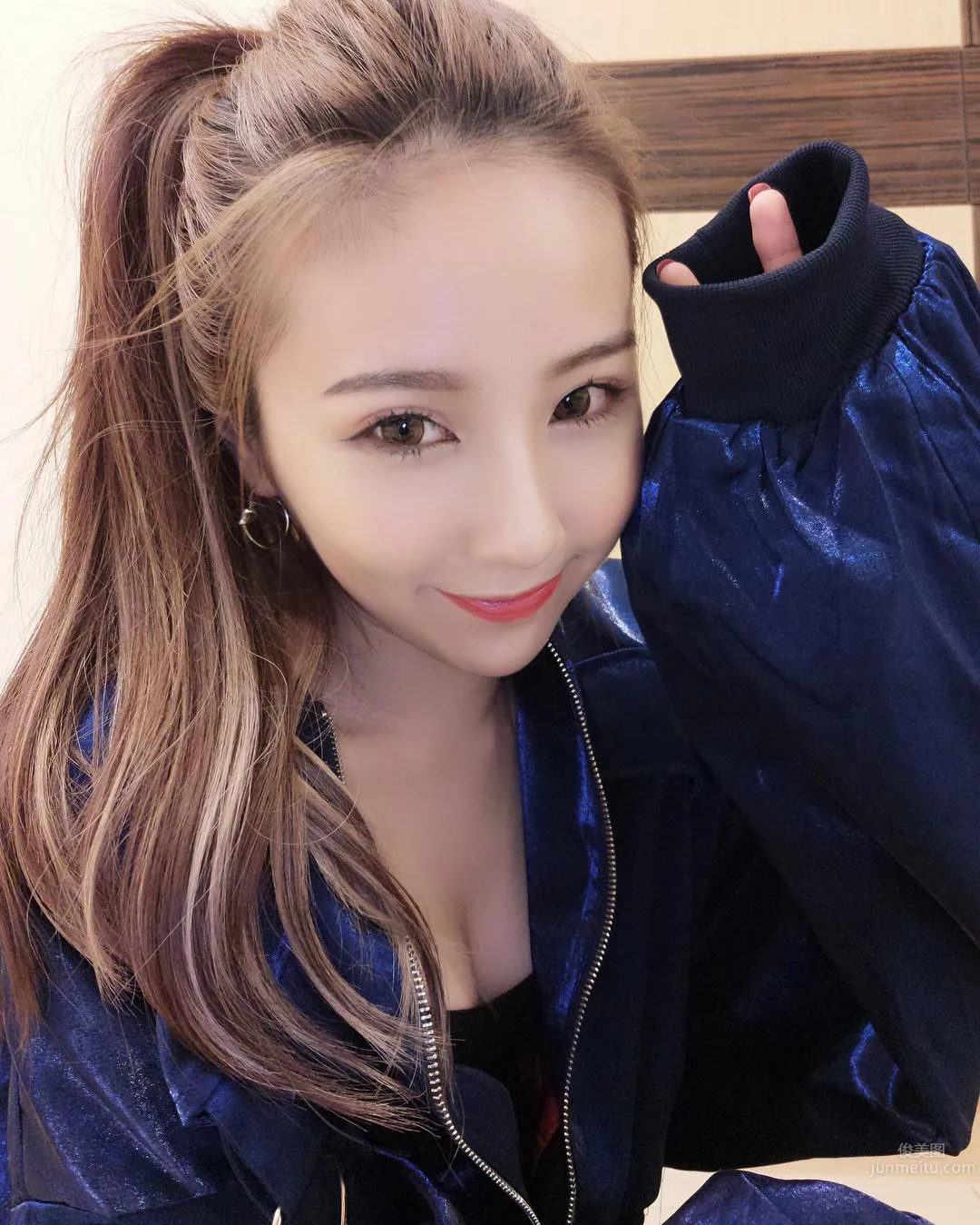 Super Fair and Tender! Pretty Girl Li Yan in a Low-Cut Top, Her Perfect Figure Makes for Such a Pleasing Selfie! photo 25