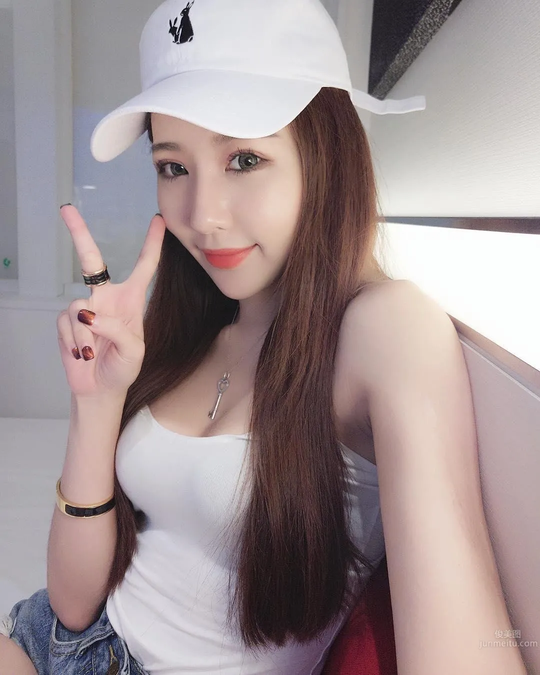 Super Fair and Tender! Pretty Girl Li Yan in a Low-Cut Top, Her Perfect Figure Makes for Such a Pleasing Selfie! photo 13