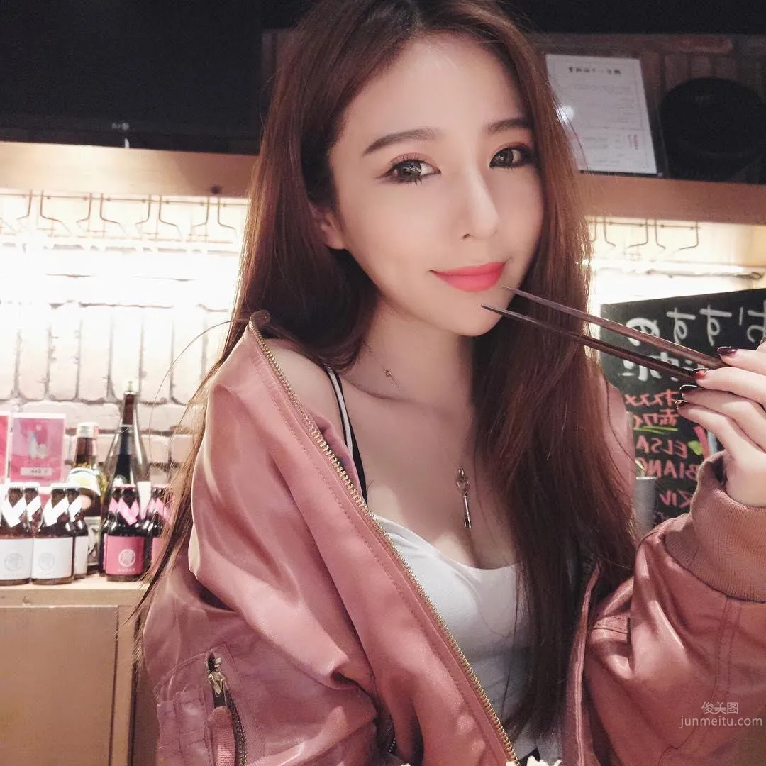 Super Fair and Tender! Pretty Girl Li Yan in a Low-Cut Top, Her Perfect Figure Makes for Such a Pleasing Selfie! photo 12