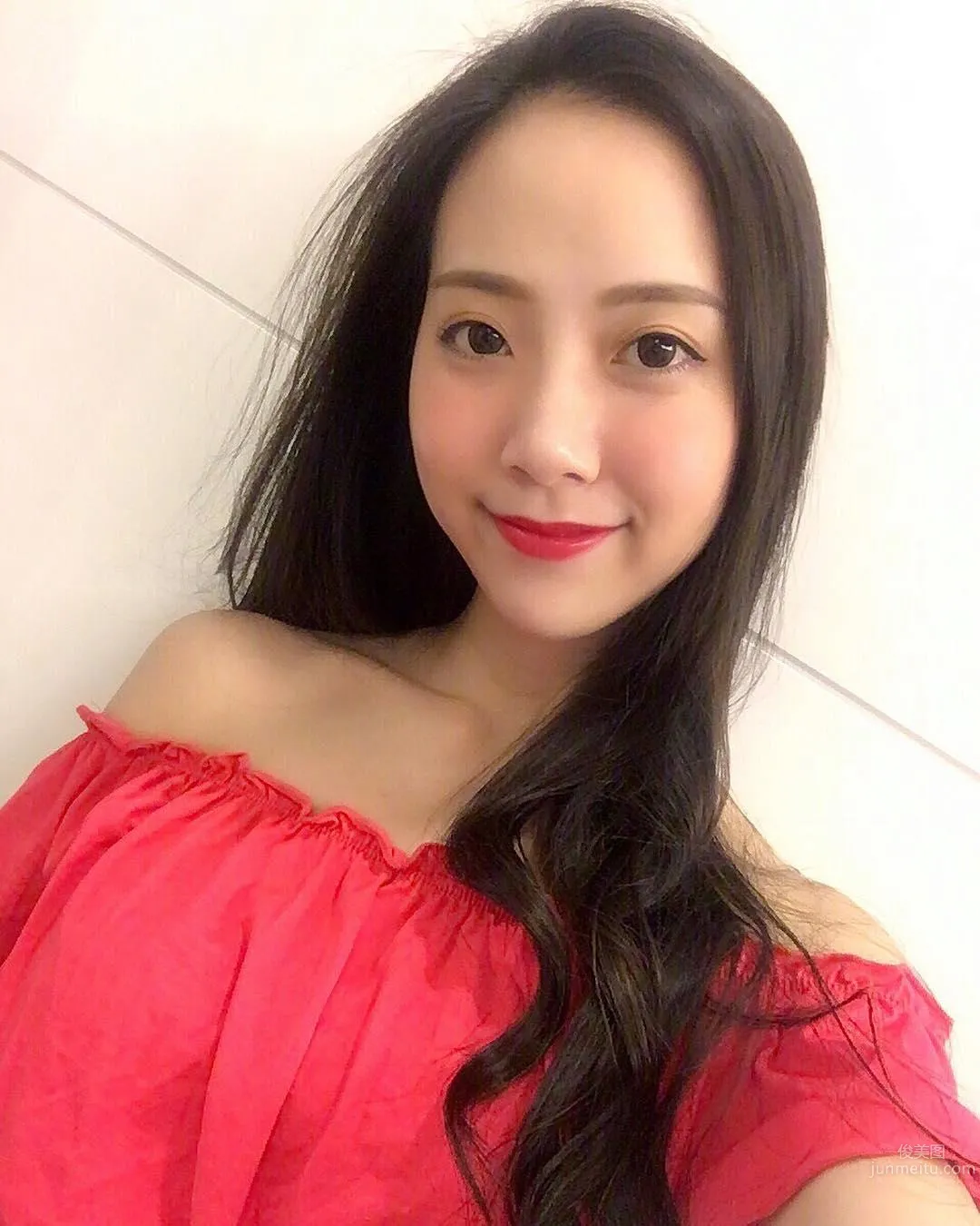 超甜美氣質正妹牙牙！治愈系外表下美背也讓人驚豔 12