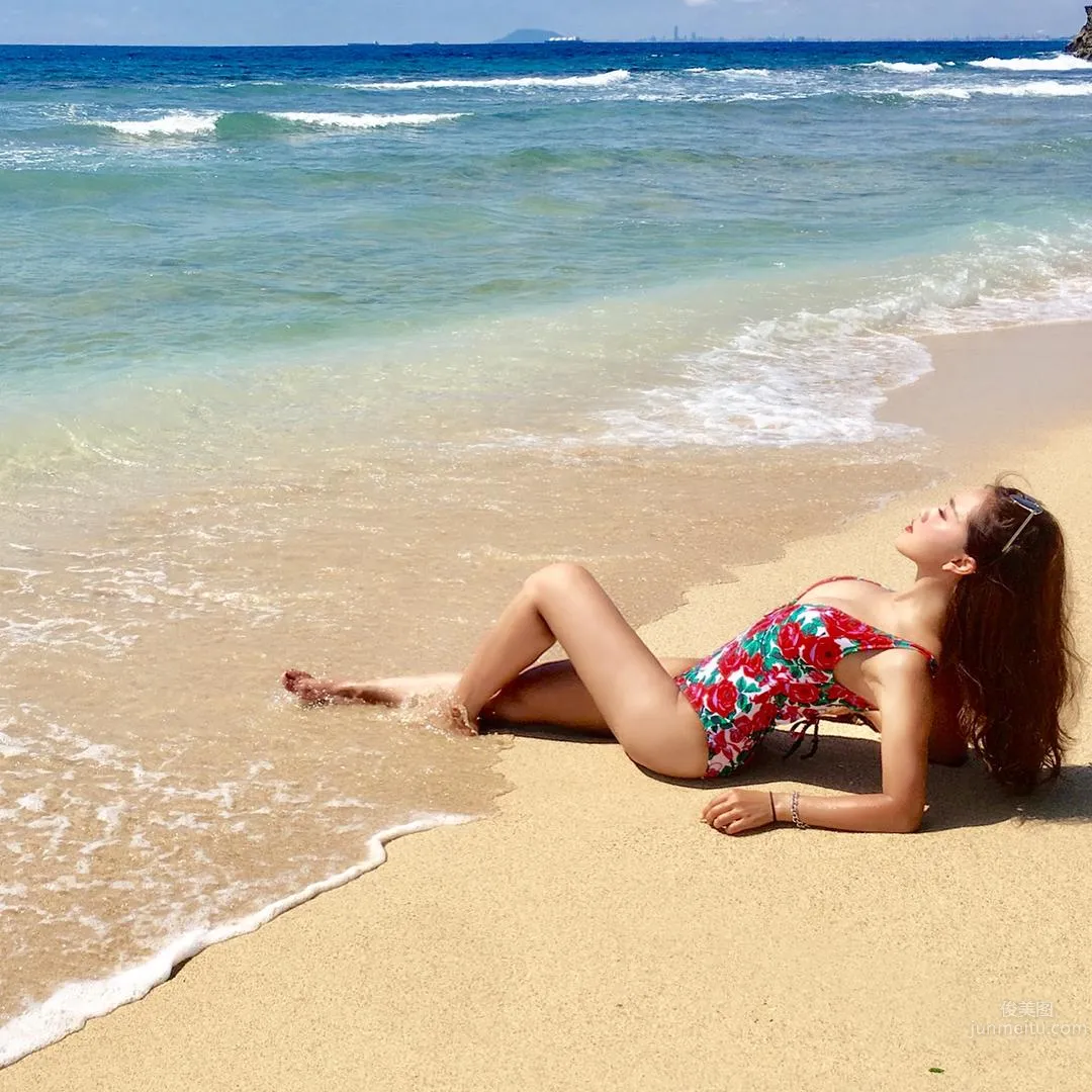 China Airlines Flight Attendant Beauty Kiona Swimsuit Unleashes Fierce Figure photo 7