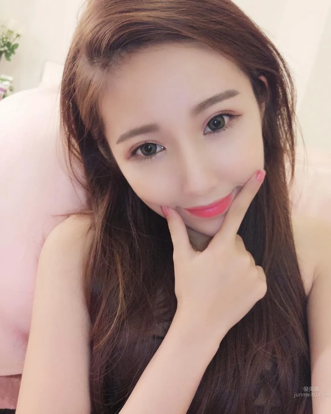 Super Fair and Tender! Pretty Girl Li Yan in a Low-Cut Top, Her Perfect Figure Makes for Such a Pleasing Selfie! photo 2